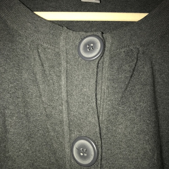 🟣🟣🌸Cropped/Large Button Sweater - Picture 3 of 4